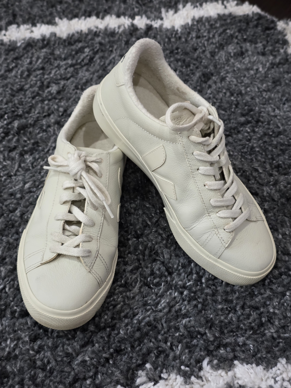 Veja Cream Leather Low-Top Sneakers Size 9